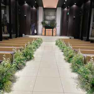 チャペルはガラス張りで夜でも素敵な雰囲気でした。椅子はクッション性になっており細やかな配慮がされてる