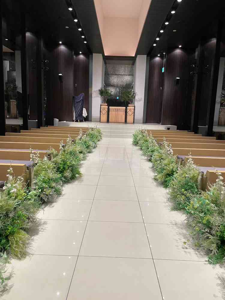 チャペルはガラス張りで夜でも素敵な雰囲気でした。椅子はクッション性になっており細やかな配慮がされてる