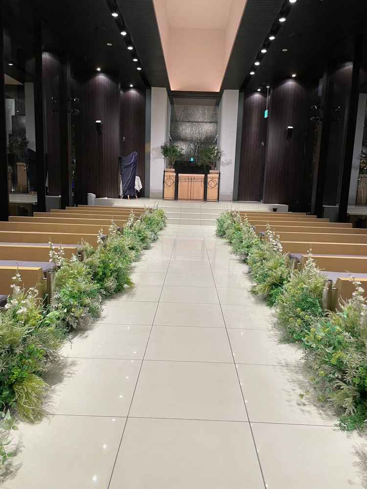 チャペルはガラス張りで夜でも素敵な雰囲気でした。椅子はクッション性になっており細やかな配慮がされてる