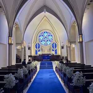 青いヴァージンロードがとてもドレス映えして綺麗でした。