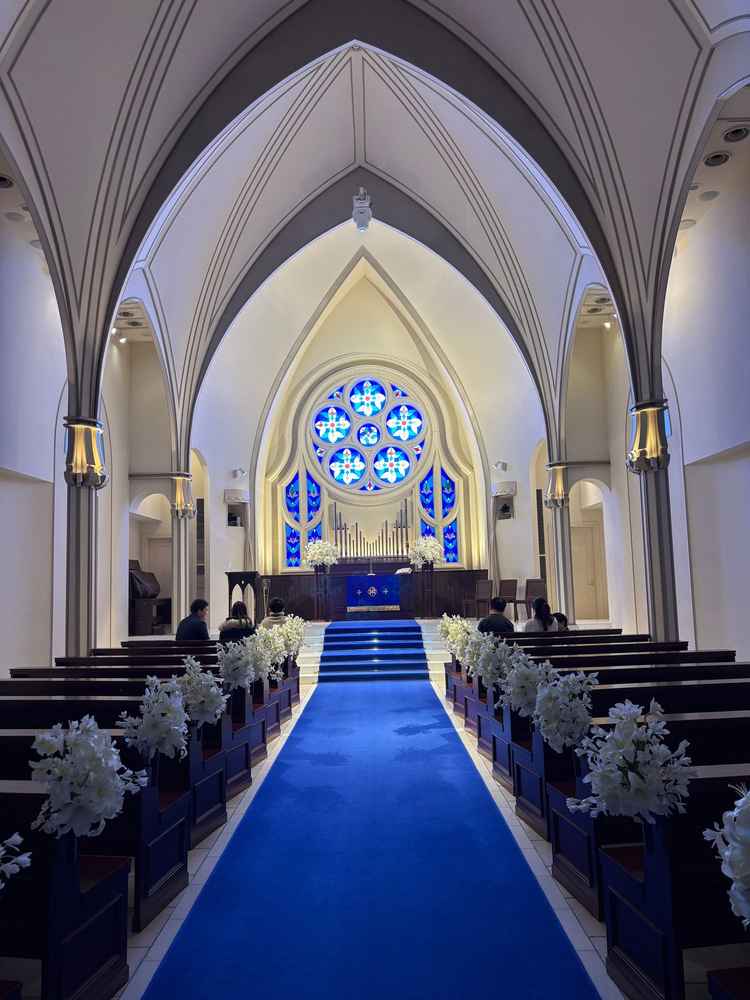 青いヴァージンロードがとてもドレス映えして綺麗でした。