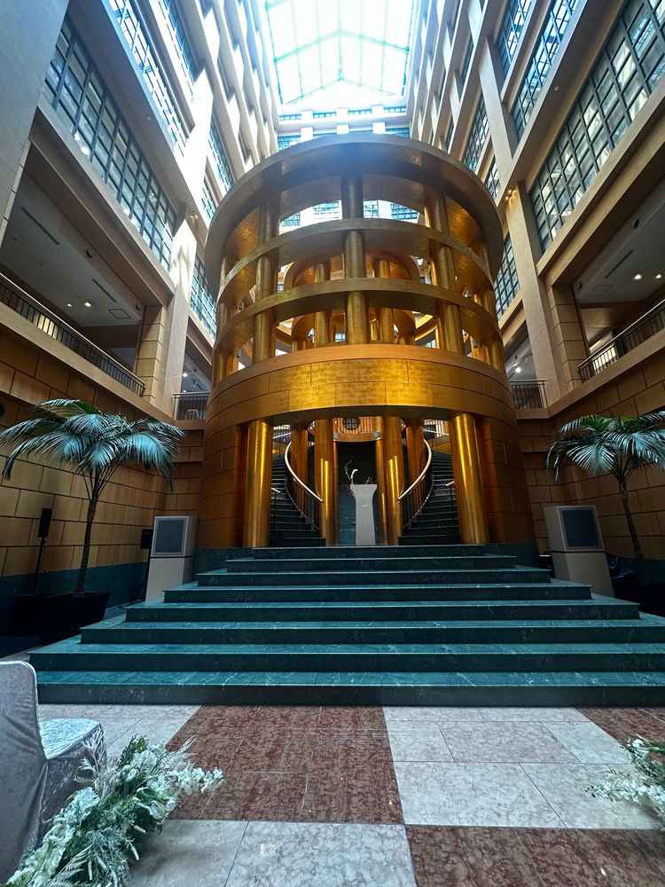 挙式会場。親族は一階、ゲストは2階から見ていただく形式。他にない感じで面白かった。