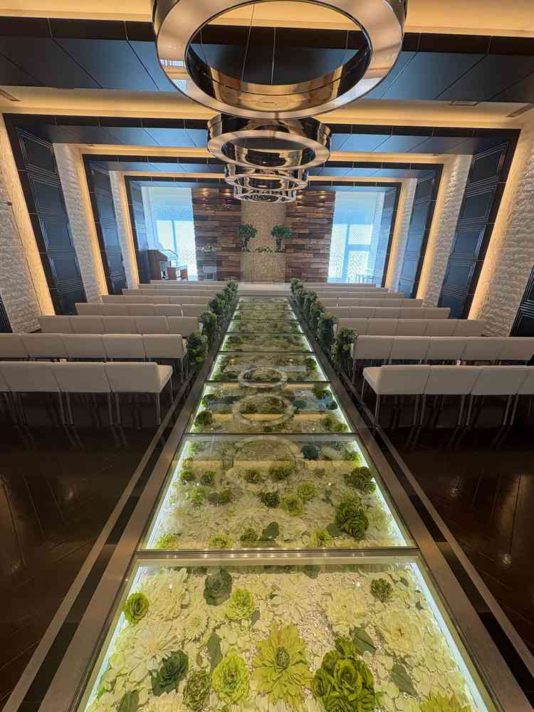 1フロアのチャペル。緑の床がとっても綺麗。