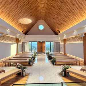 挙式会場。天井が大変高く、特別な空間という感じがしました。