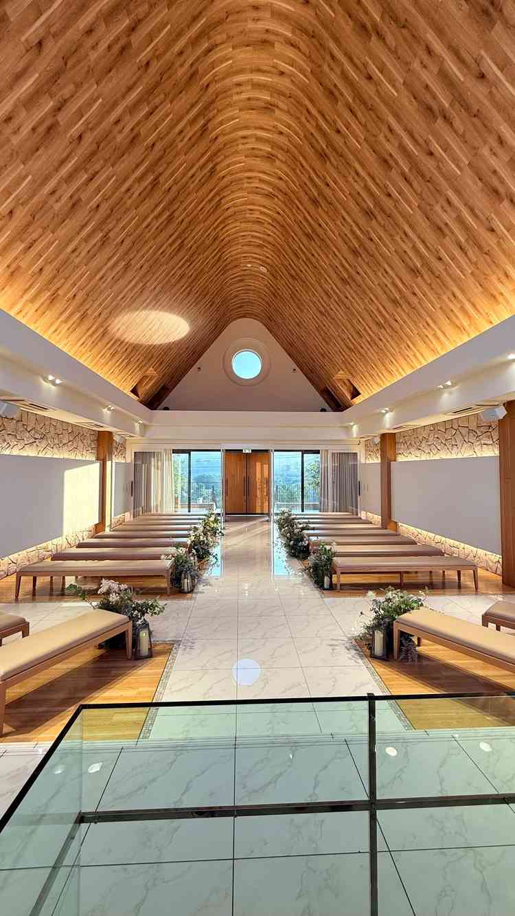 挙式会場。天井が大変高く、特別な空間という感じがしました。