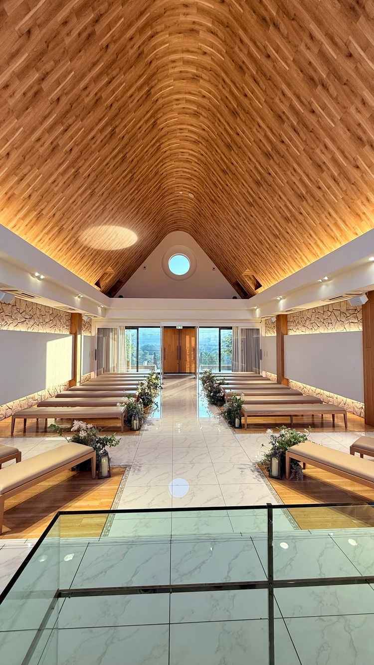 挙式会場。天井が大変高く、特別な空間という感じがしました。