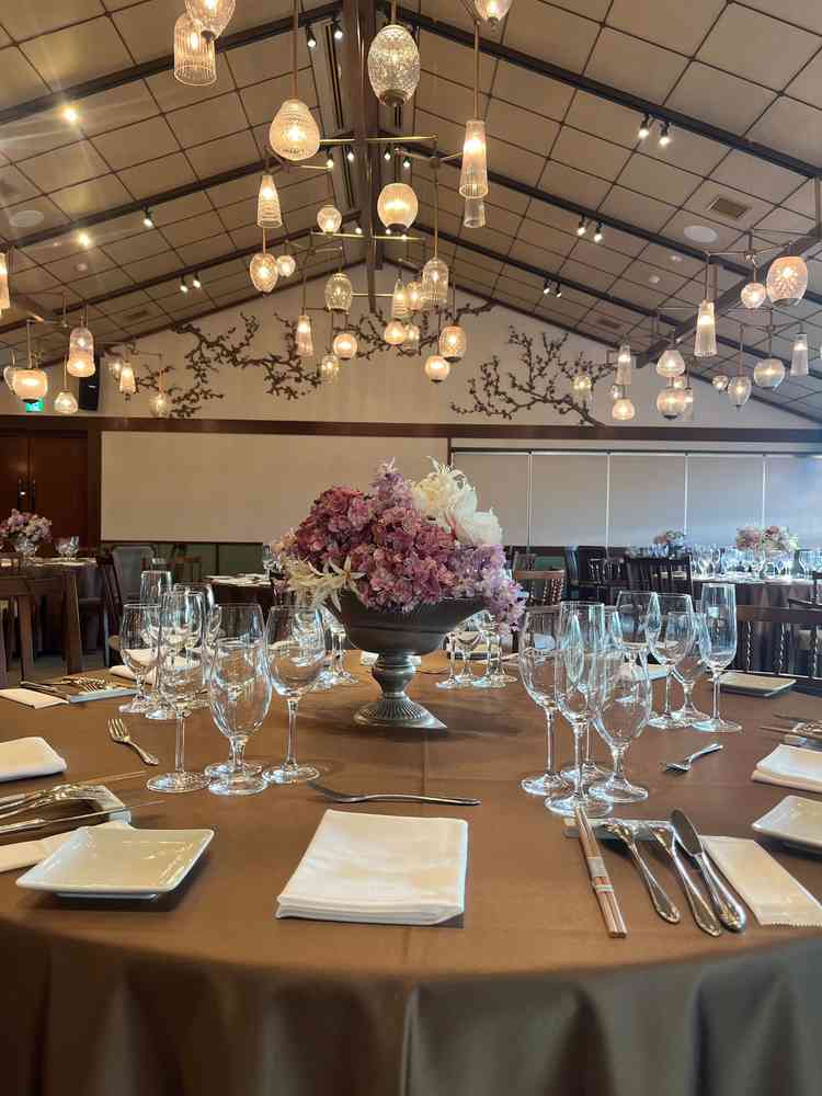 披露宴会場の天井は想像していたよりも高いです。そのため開放感があってのびのびできます。