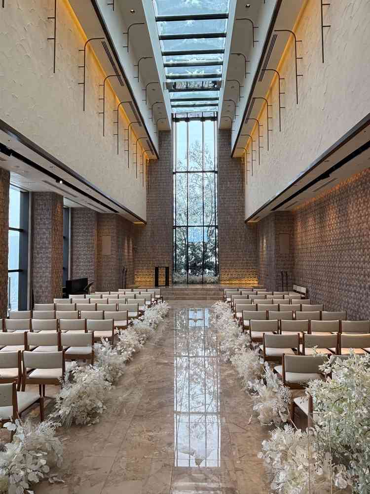 最上階にあるチャペルの写真です。当日は雪で天気が良くなかったですが、それでもこの明るさでした。