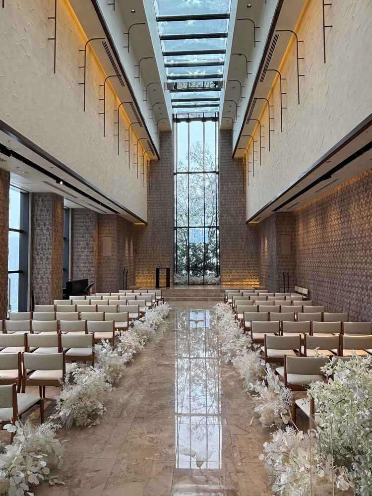 最上階にあるチャペルの写真です。当日は雪で天気が良くなかったですが、それでもこの明るさでした。