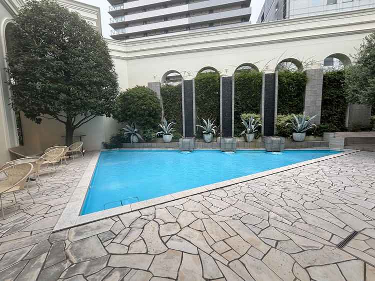 中庭のプールです。昼間の見学でしたが、夜でもすごく素敵そうです！