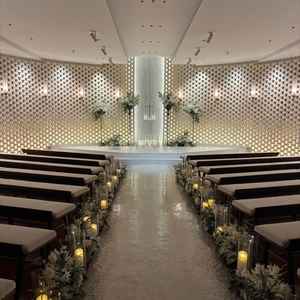 照明を落として、ろうそくを灯した雰囲気のあるチャペル。参加者との距離も近いのが魅力的です。