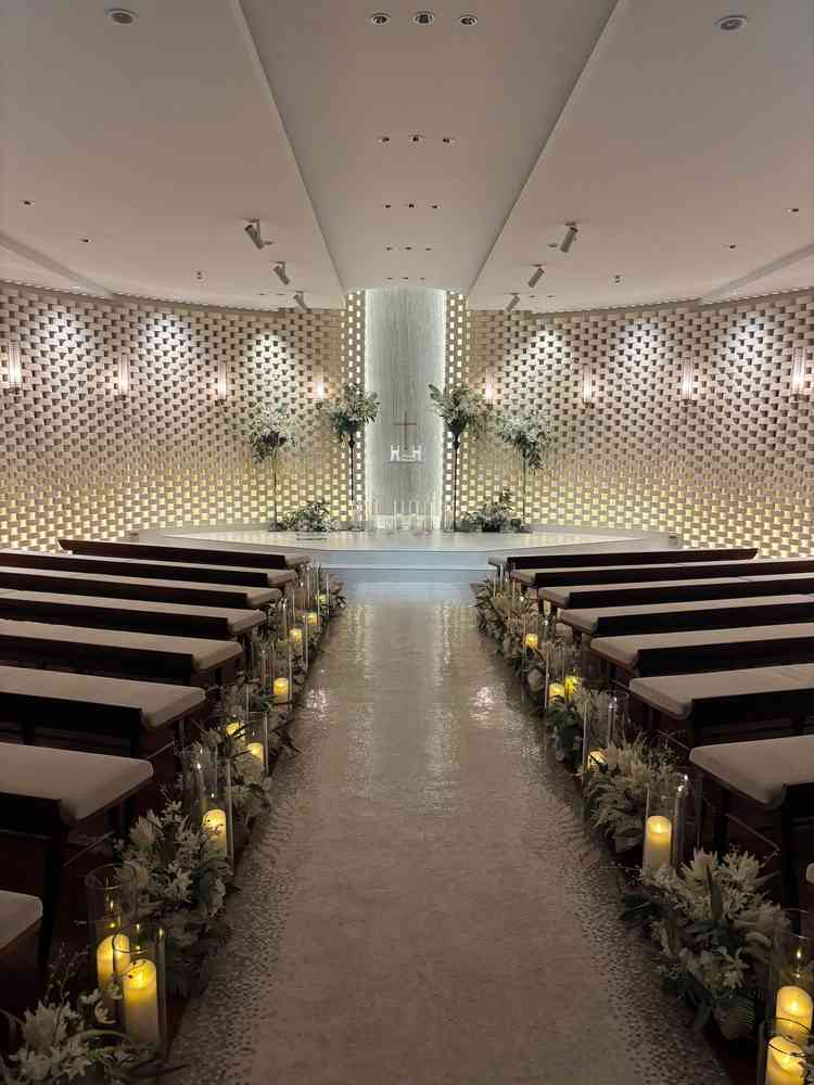 照明を落として、ろうそくを灯した雰囲気のあるチャペル。参加者との距離も近いのが魅力的です。