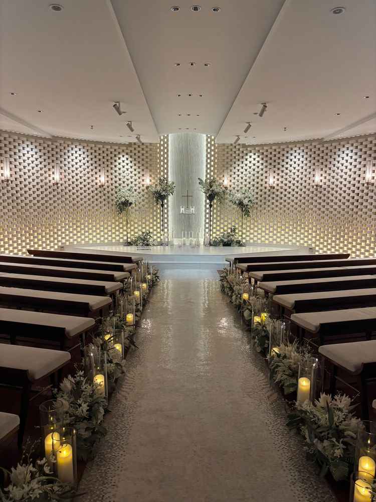 照明を落として、ろうそくを灯した雰囲気のあるチャペル。参加者との距離も近いのが魅力的です。