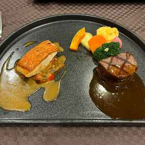 試食会のメイン料理。お魚もお肉もソースとマッチしていて美味しかったです。