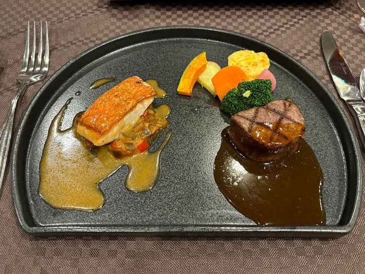 試食会のメイン料理。お魚もお肉もソースとマッチしていて美味しかったです。