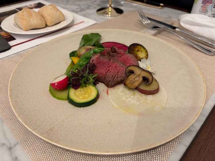 試食会での肉料理。こちらは塩で味付けされたもの。野菜も美味しかったです。