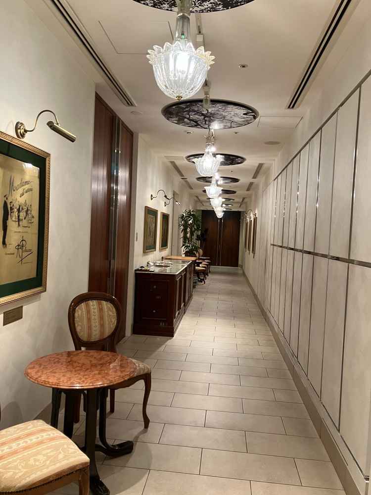 アンティークな廊下がかわいいです。