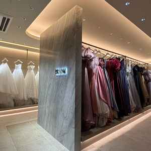 ドレスショップではオリジナルブランドのドレスやタキシードが揃っています