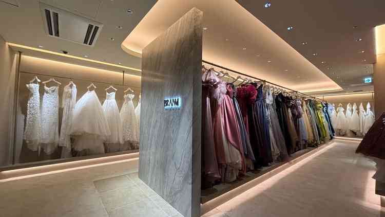 ドレスショップではオリジナルブランドのドレスやタキシードが揃っています