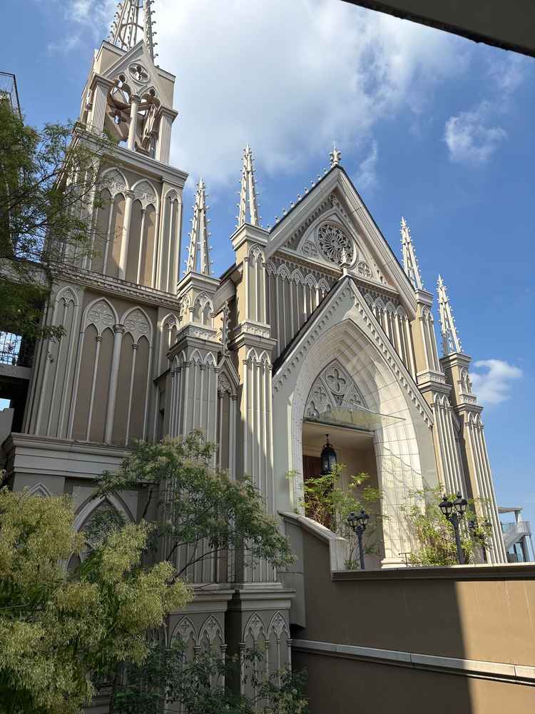 チャペルへ向かう道はバリアフリー完備