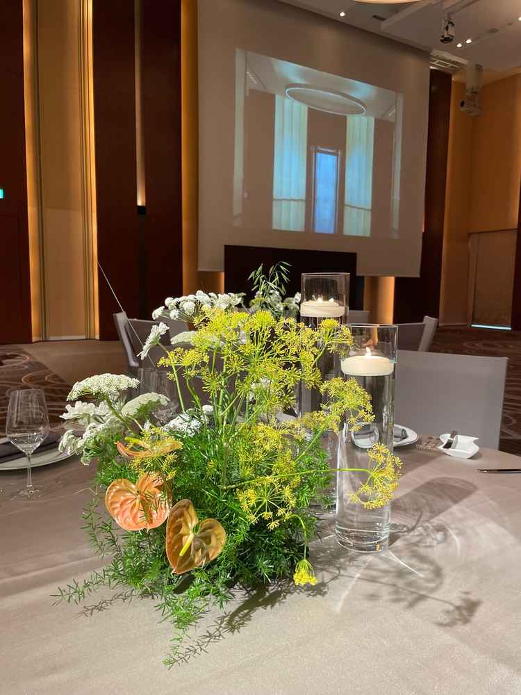 テーブル装花の様子。キャンドルが水に浮いていて、シンプルだが大人っぽい印象。