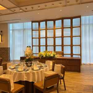 披露宴会場は３つありました。1番私の好みだったのは木目調の会場です。ガラス張りの入り口も魅力的です。