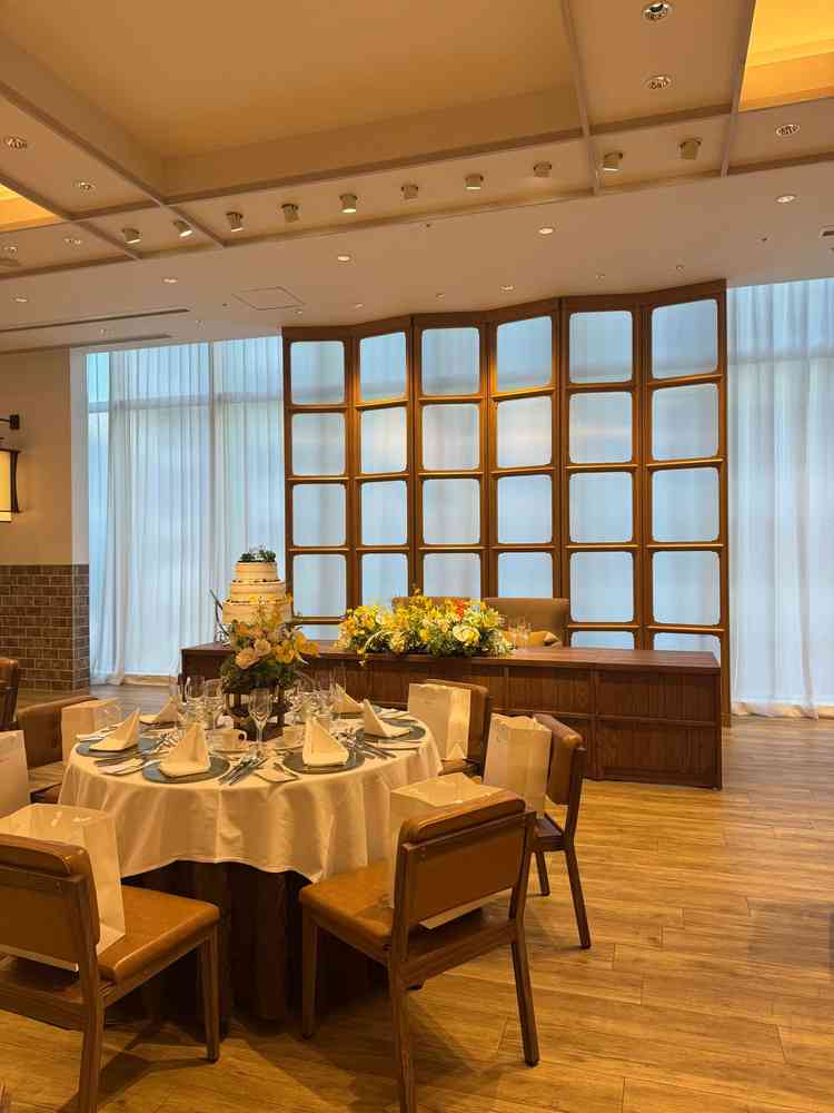 披露宴会場は３つありました。1番私の好みだったのは木目調の会場です。ガラス張りの入り口も魅力的です。