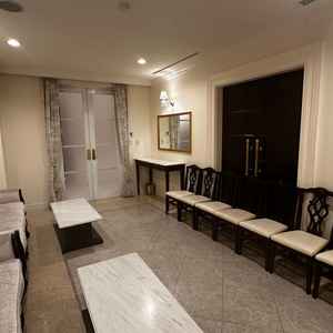 親族控室です。白基調で可愛らしく、大きい鏡もあり身だしなみが整えやすい環境でした。