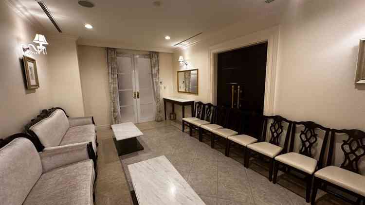 親族控室です。白基調で可愛らしく、大きい鏡もあり身だしなみが整えやすい環境でした。