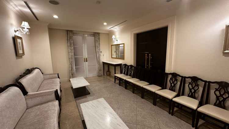 親族控室です。白基調で可愛らしく、大きい鏡もあり身だしなみが整えやすい環境でした。