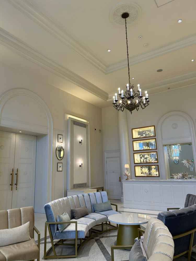 ゲストの待機ルームです。壁もソファも全て白で統一感があり、高級ホテルのような雰囲気でした！