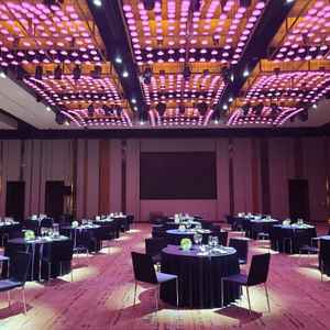 披露宴会場は広く、ライトが充実していて様々な演出ができるのが魅力的でした。