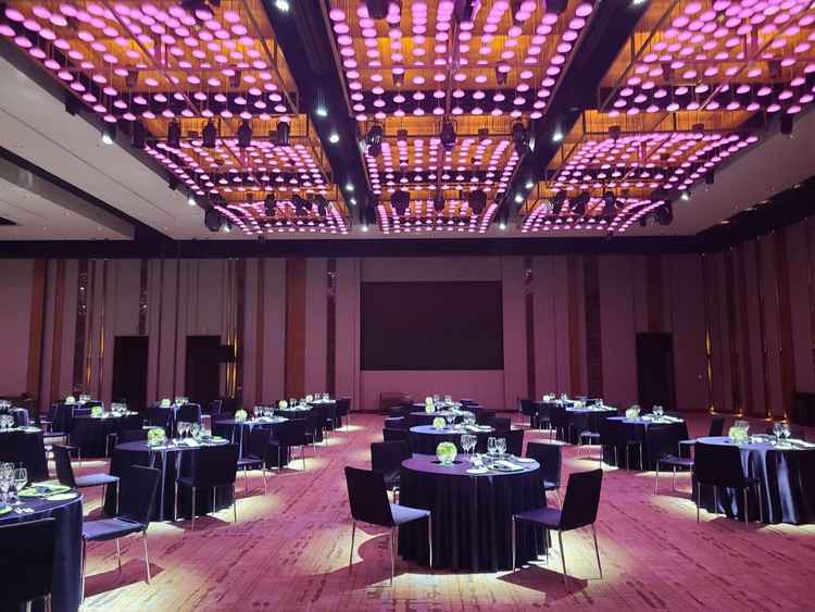 披露宴会場は広く、ライトが充実していて様々な演出ができるのが魅力的でした。