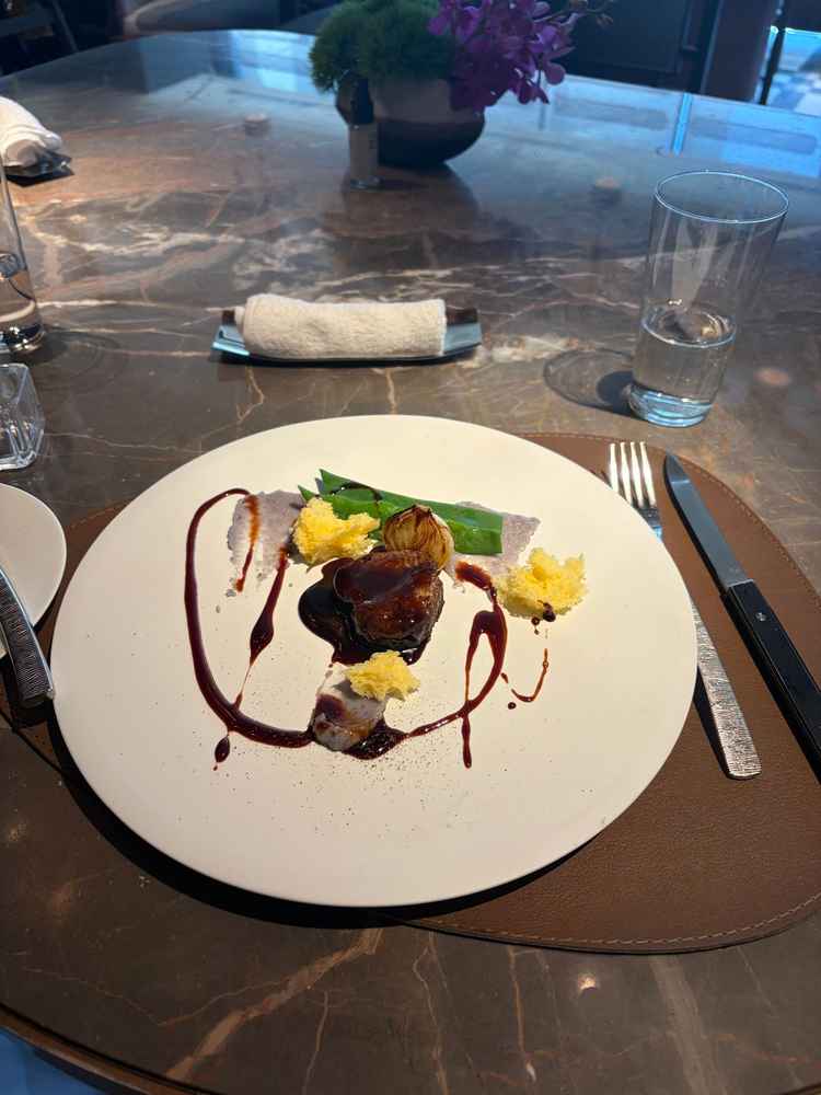 料理はとても美味しくいただきました。サービスマンもスタイリッシュで安心して過ごすことができた。