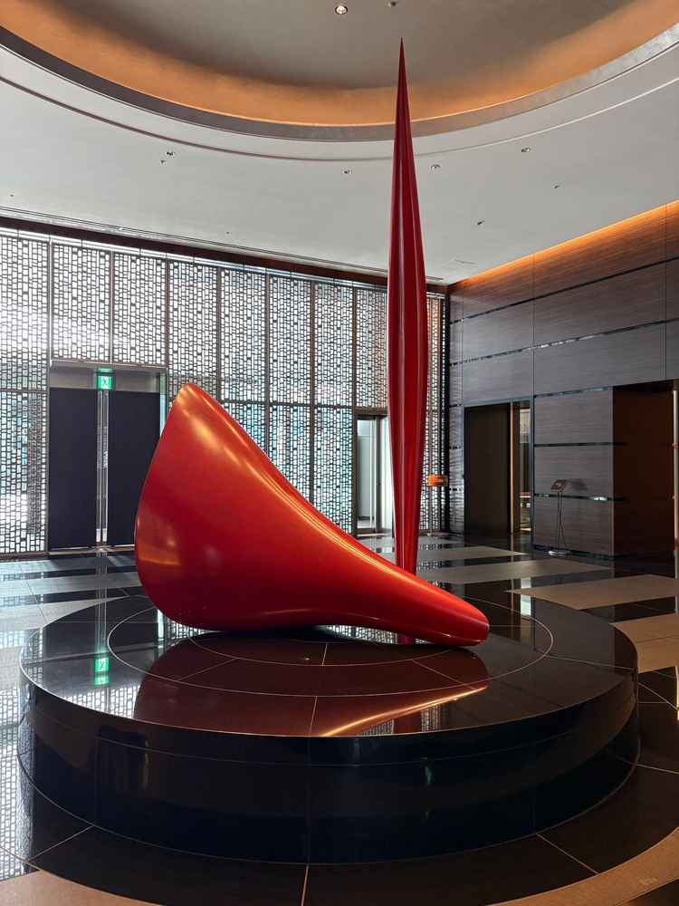 ゲストが集合する場所。ホテルのチェックインカウンターは別階にあるため、落ち着いた雰囲気。