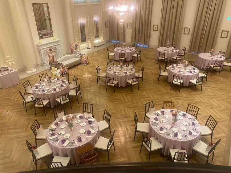 披露宴会場。床はヘリンボーンでカジュアルな雰囲気。