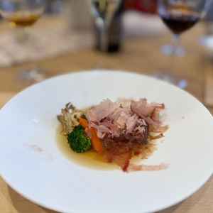 お肉料理には鰹節をのせる演出がありました。