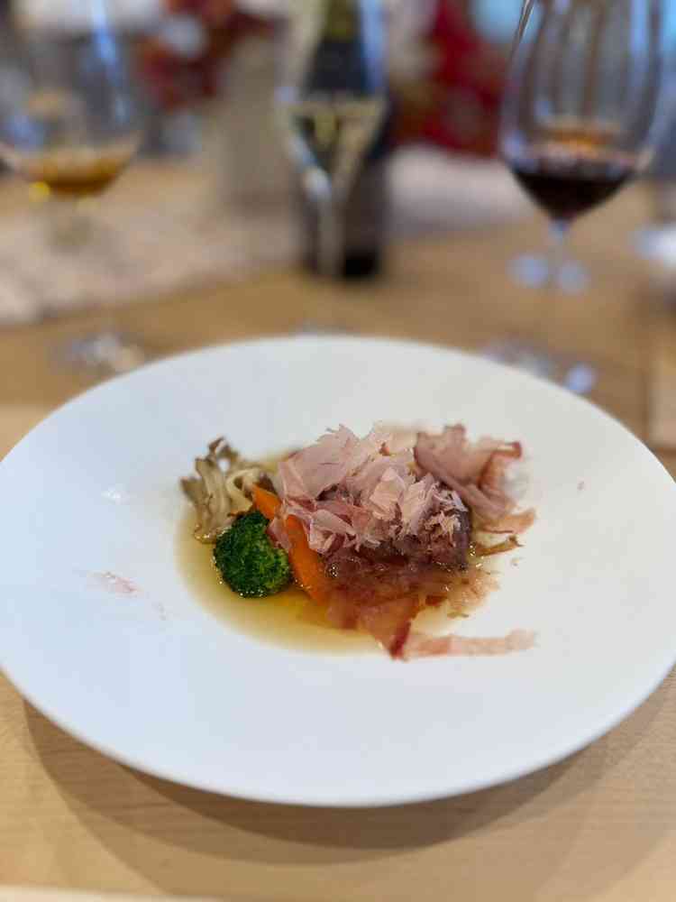 お肉料理には鰹節をのせる演出がありました。