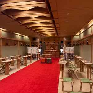 神前式の式場を見せていただいた。壁全体が土壁で、とても雰囲気ある会場だと思った。