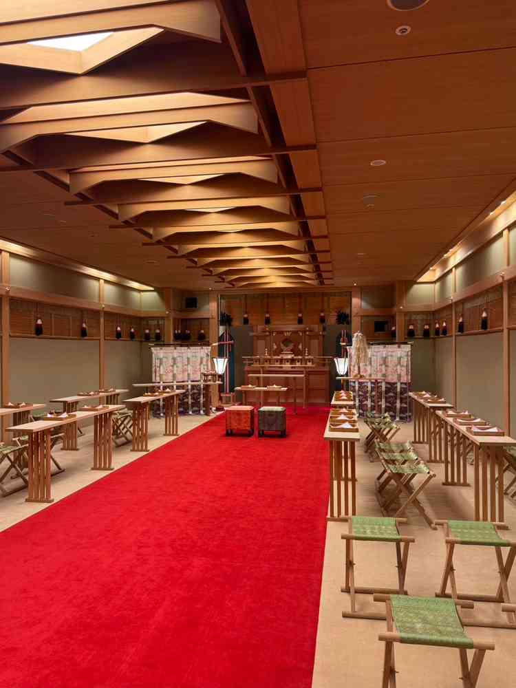 神前式の式場を見せていただいた。壁全体が土壁で、とても雰囲気ある会場だと思った。