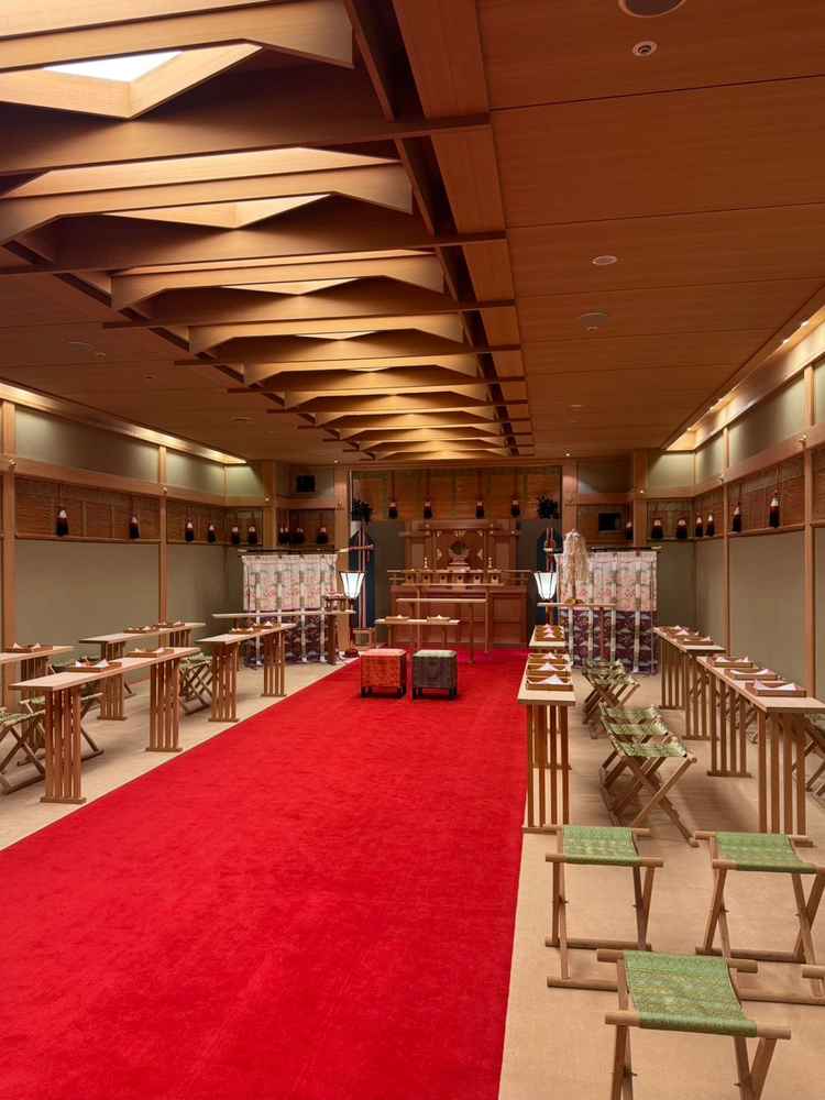 神前式の式場を見せていただいた。壁全体が土壁で、とても雰囲気ある会場だと思った。