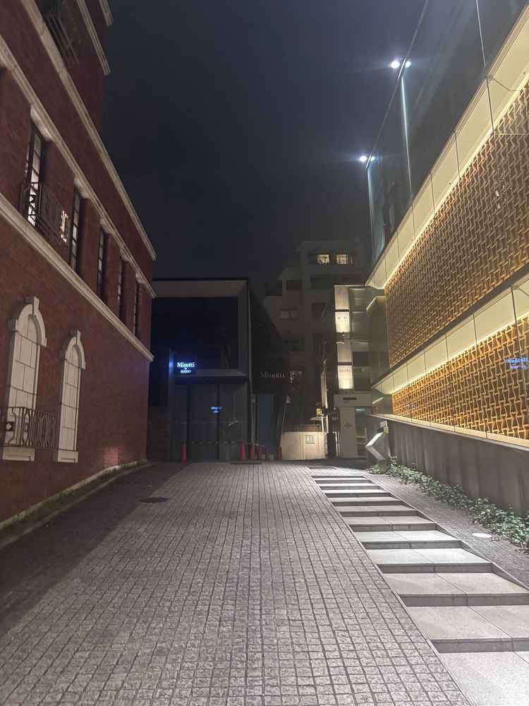 表参道の通りから入り口までのアプローチ登って右手が式場の入り口