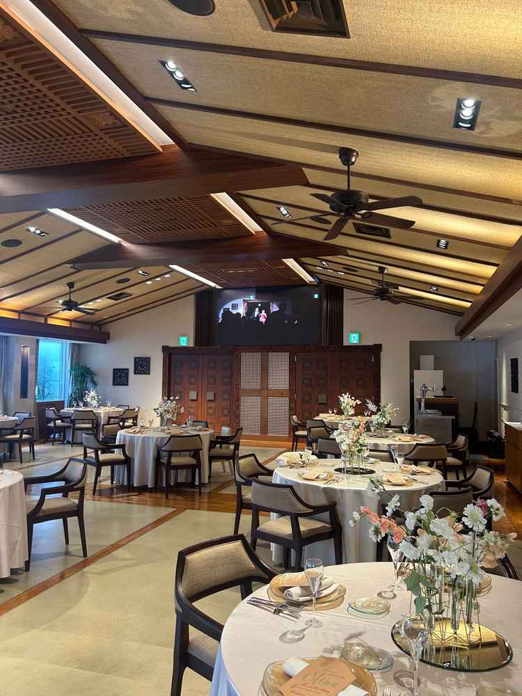 バリの会場。プロジェクターではなく、画面がきへい。