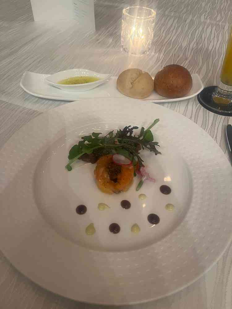 コースの料理の中でこちらは柑橘系の味がして他では食べたことないおしゃれなものでした。