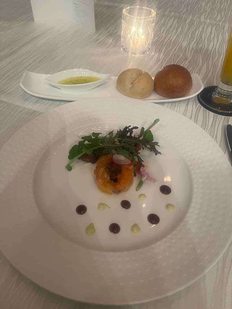 コースの料理の中でこちらは柑橘系の味がして他では食べたことないおしゃれなものでした。