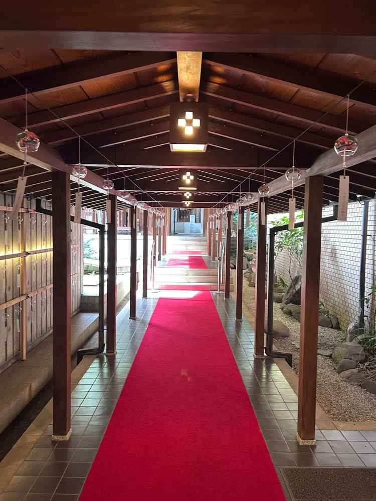 神社に続く道。雨の日に利用