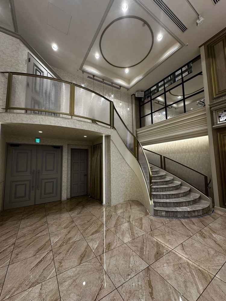 階段から登場できる