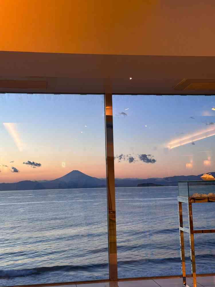 チャペルに入場したとき天井が低いので富士山が見えなかったですが、歩いていると見えました。