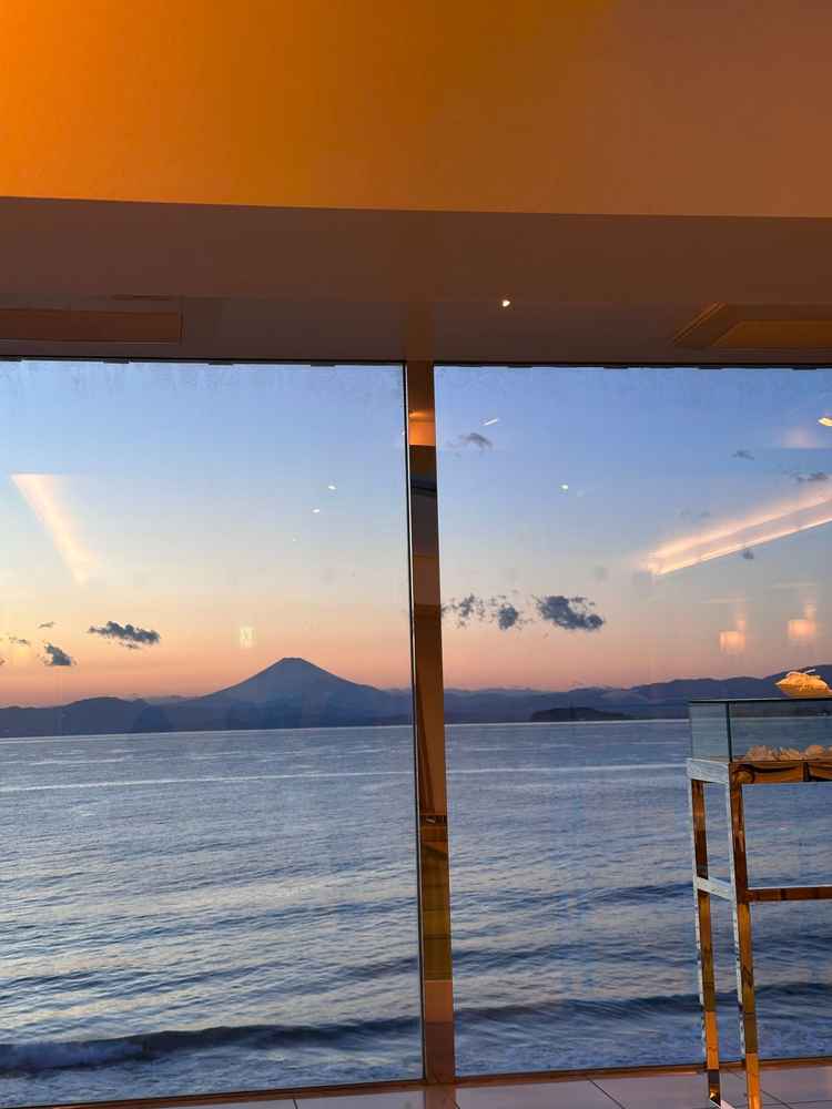 チャペルに入場したとき天井が低いので富士山が見えなかったですが、歩いていると見えました。