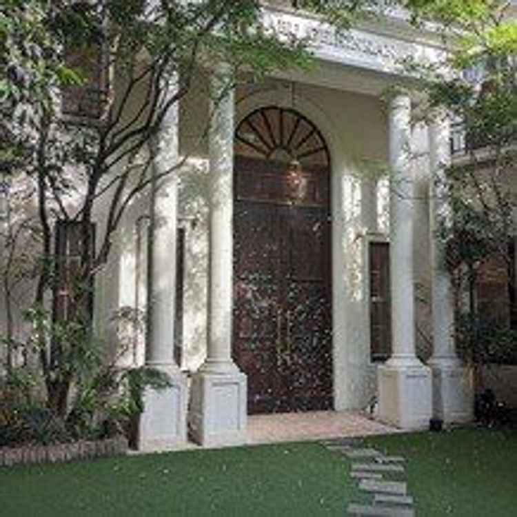 まず、入り口に入るとガーデンがあり大きな扉があります。ガーデン挙式の際はここから登場します。